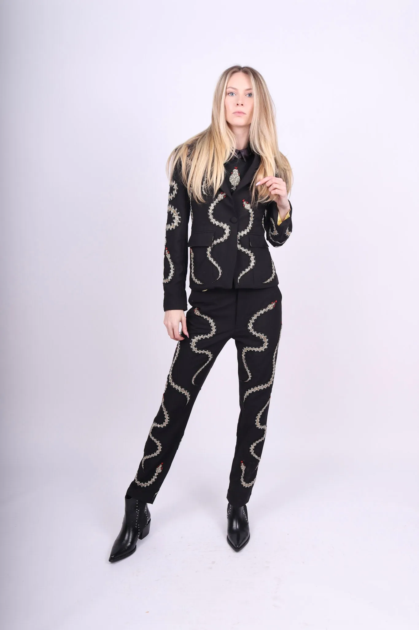 Costume Spectaculaire en Ferraille de Serpent