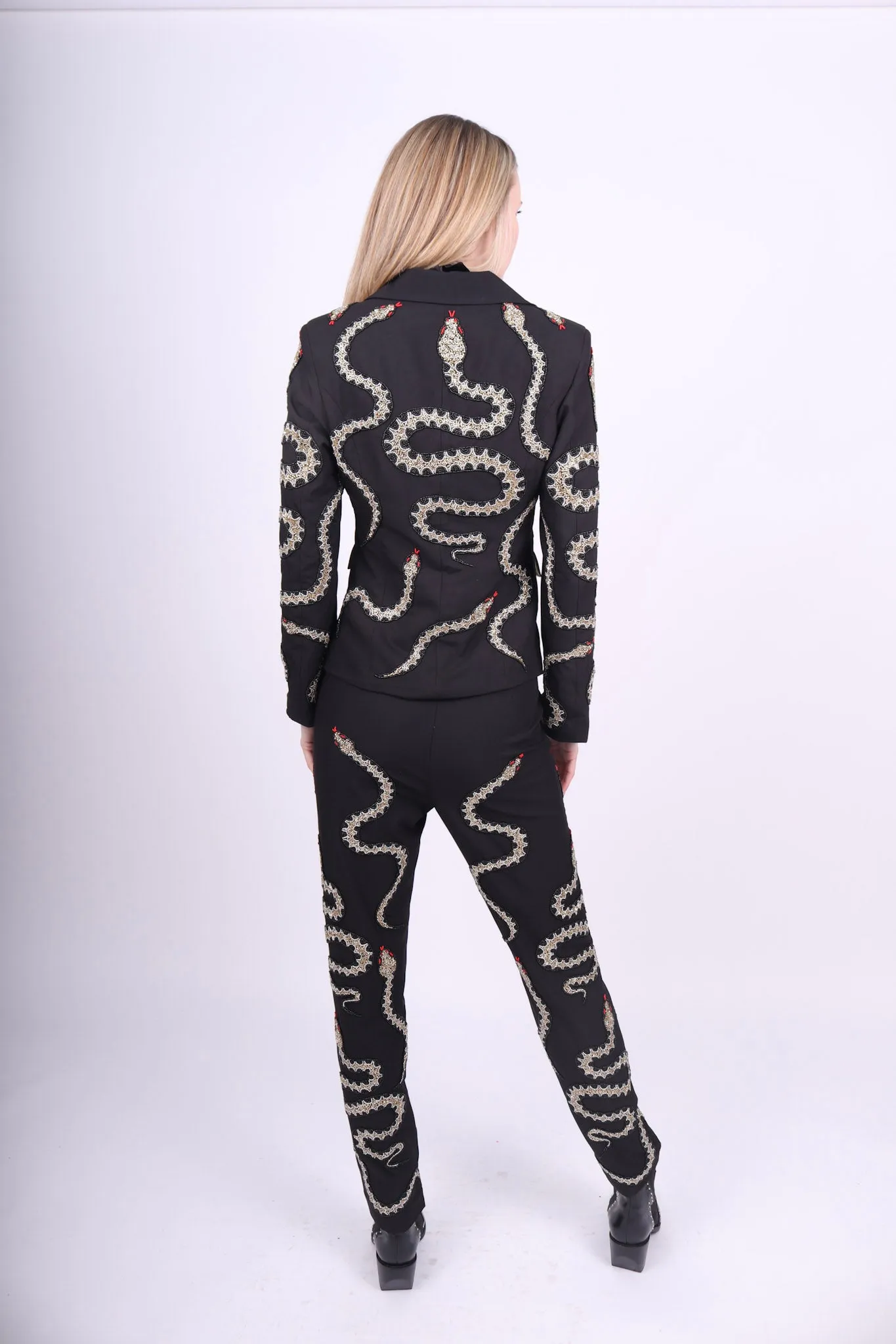 Costume Spectaculaire en Ferraille de Serpent
