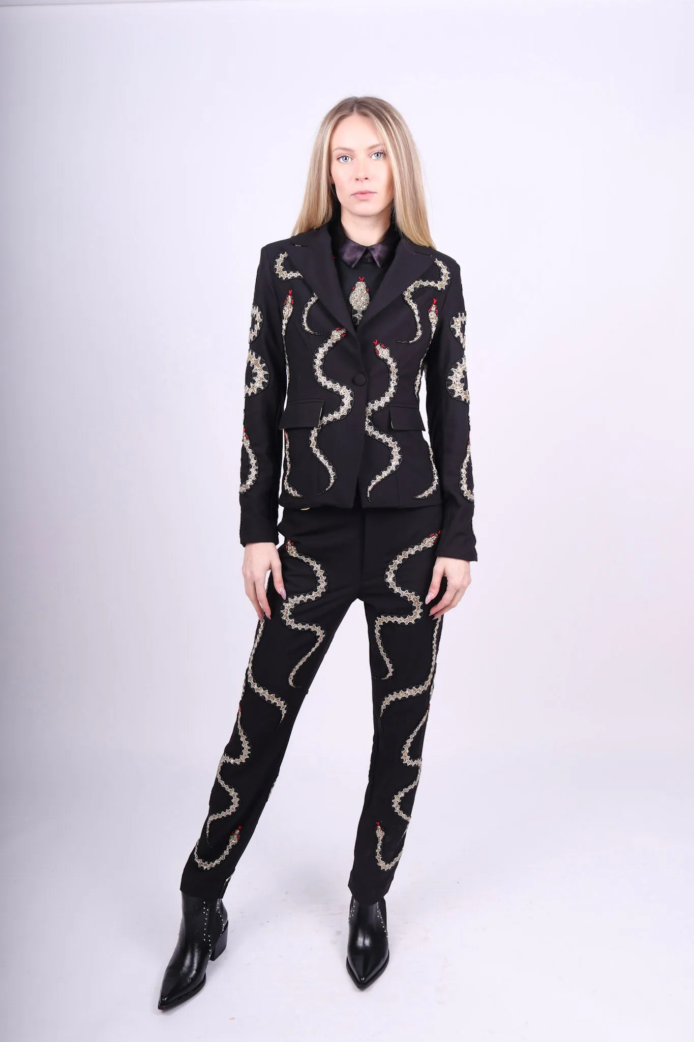 Costume Spectaculaire en Ferraille de Serpent