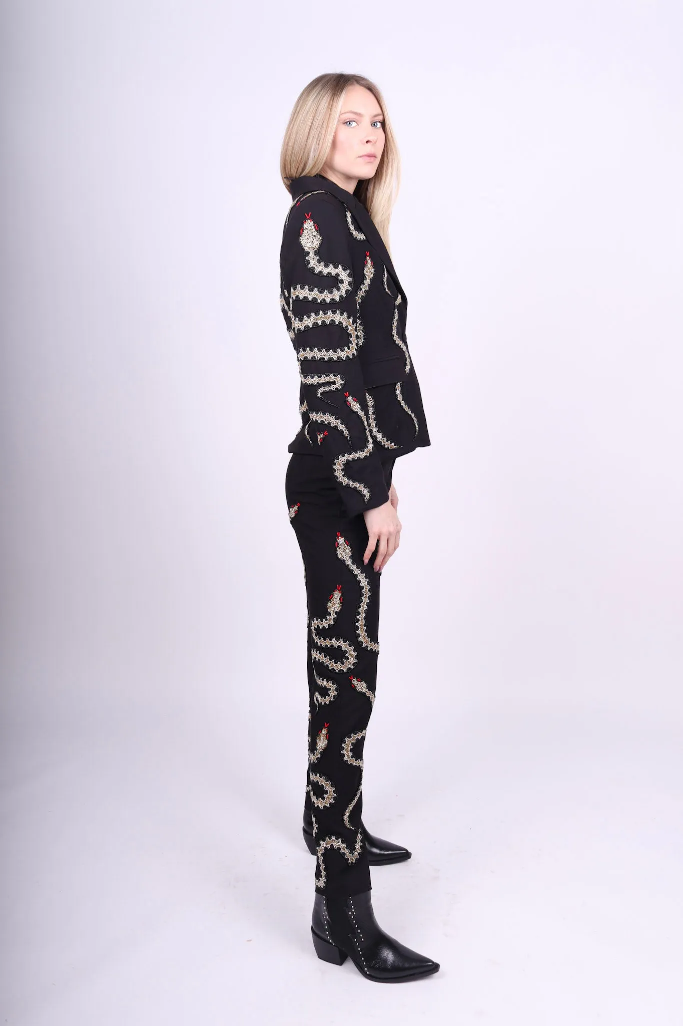 Costume Spectaculaire en Ferraille de Serpent