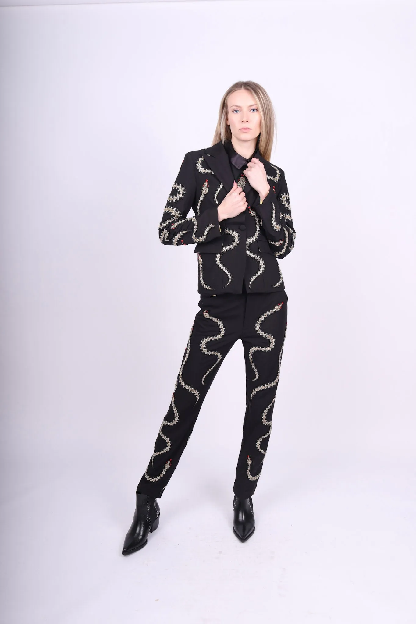 Costume Spectaculaire en Ferraille de Serpent