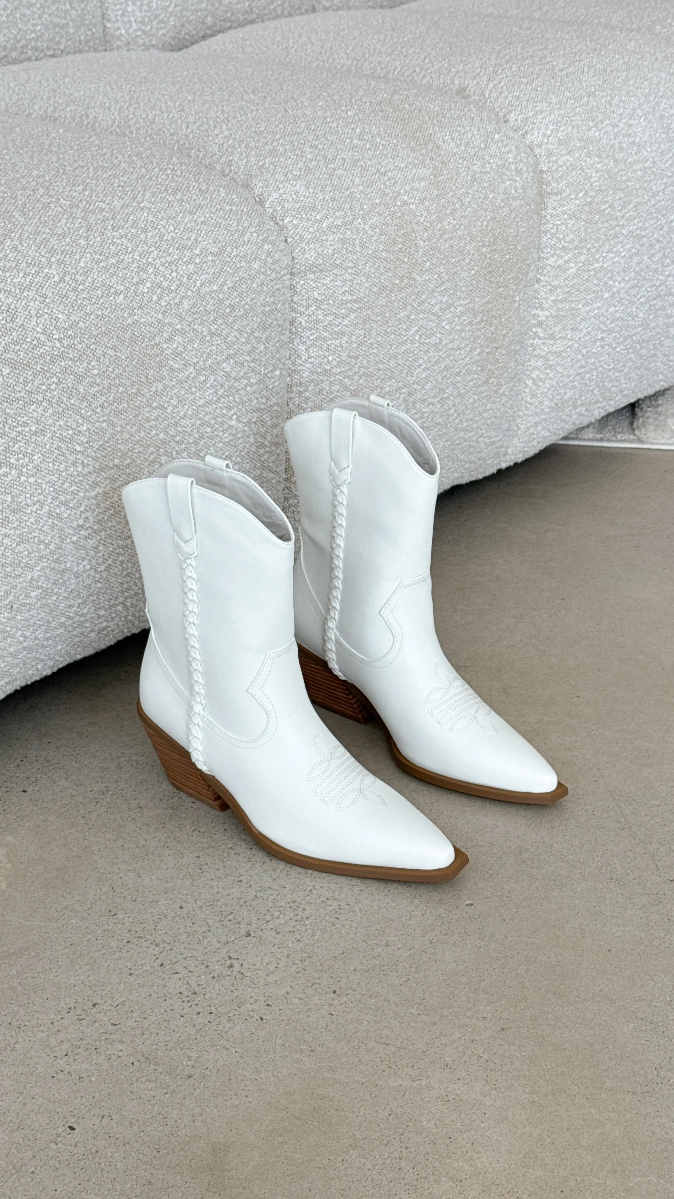 Ellenora Boots - Os