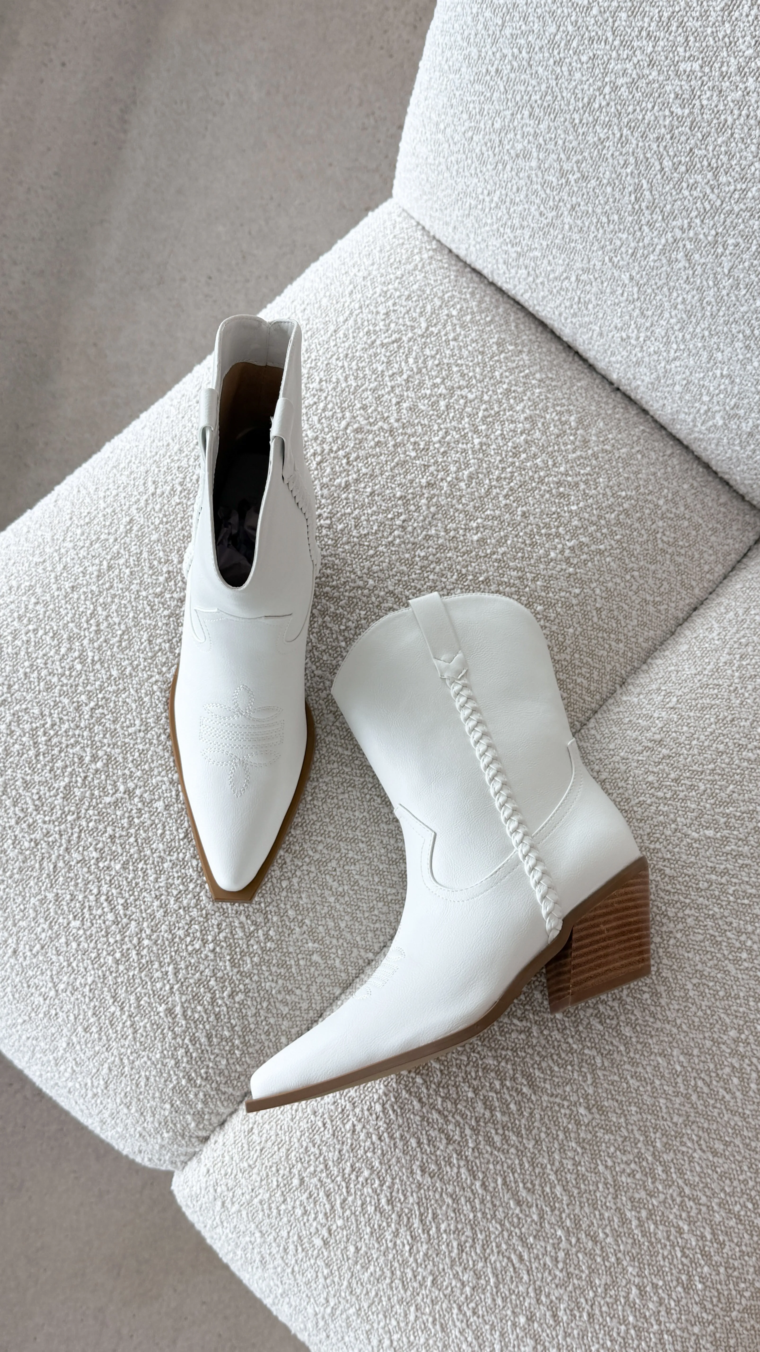 Ellenora Boots - Os
