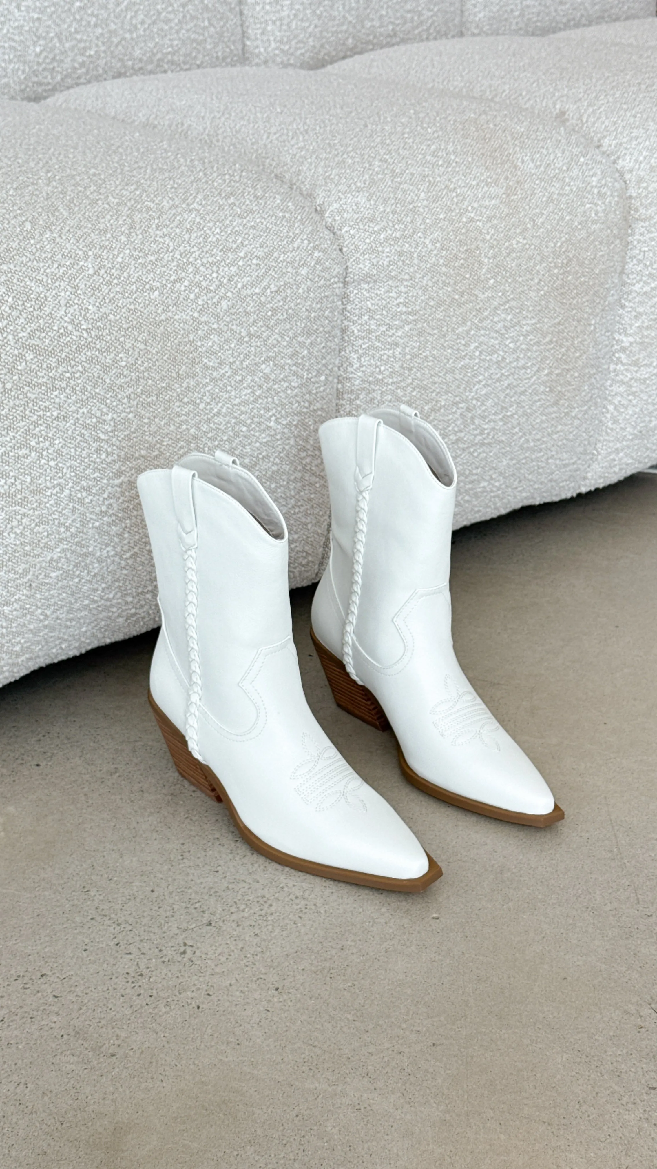 Ellenora Boots - Os
