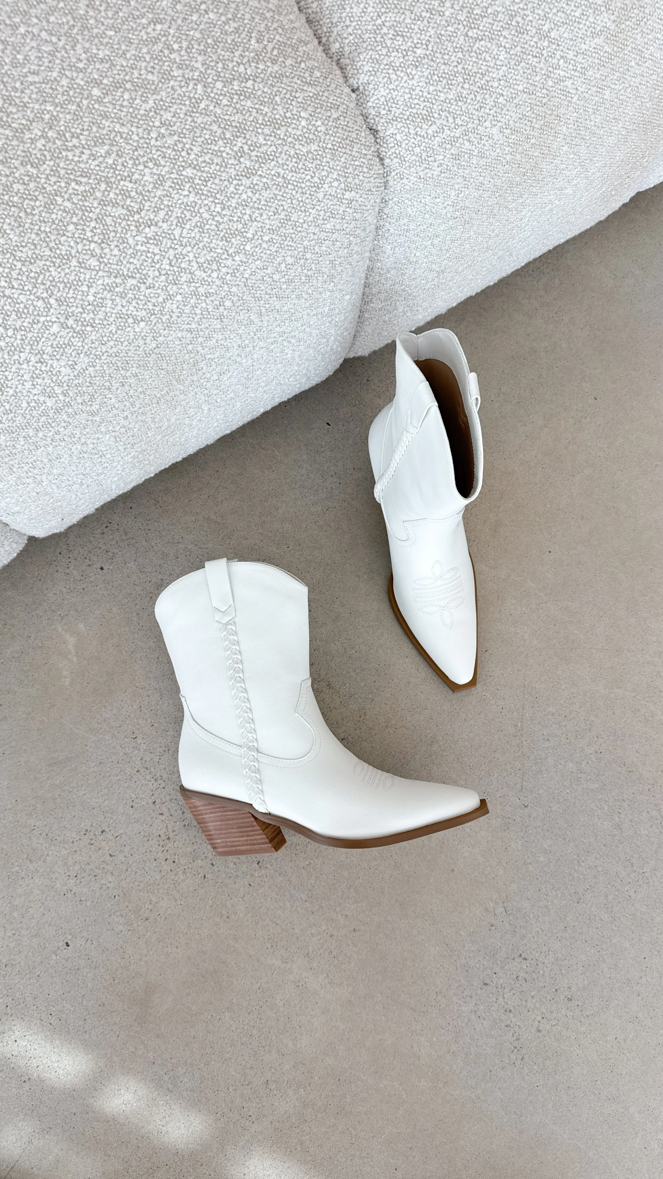 Ellenora Boots - Os