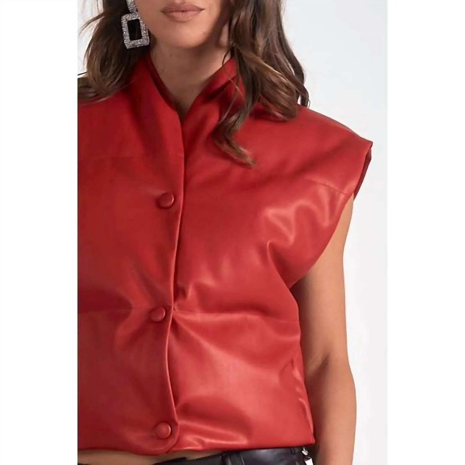 Gilet en cuir à col haut en rouge