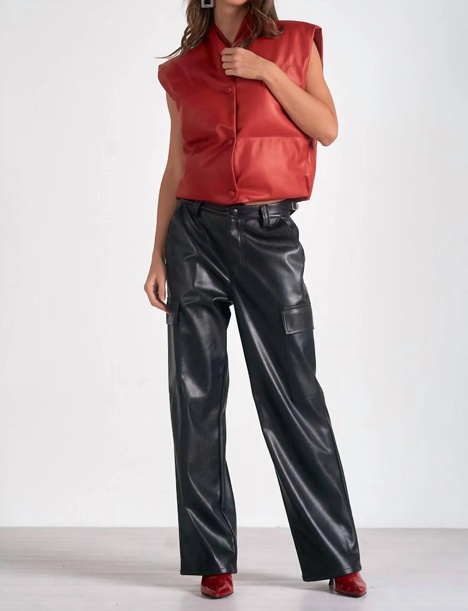 Gilet en cuir à col haut en rouge