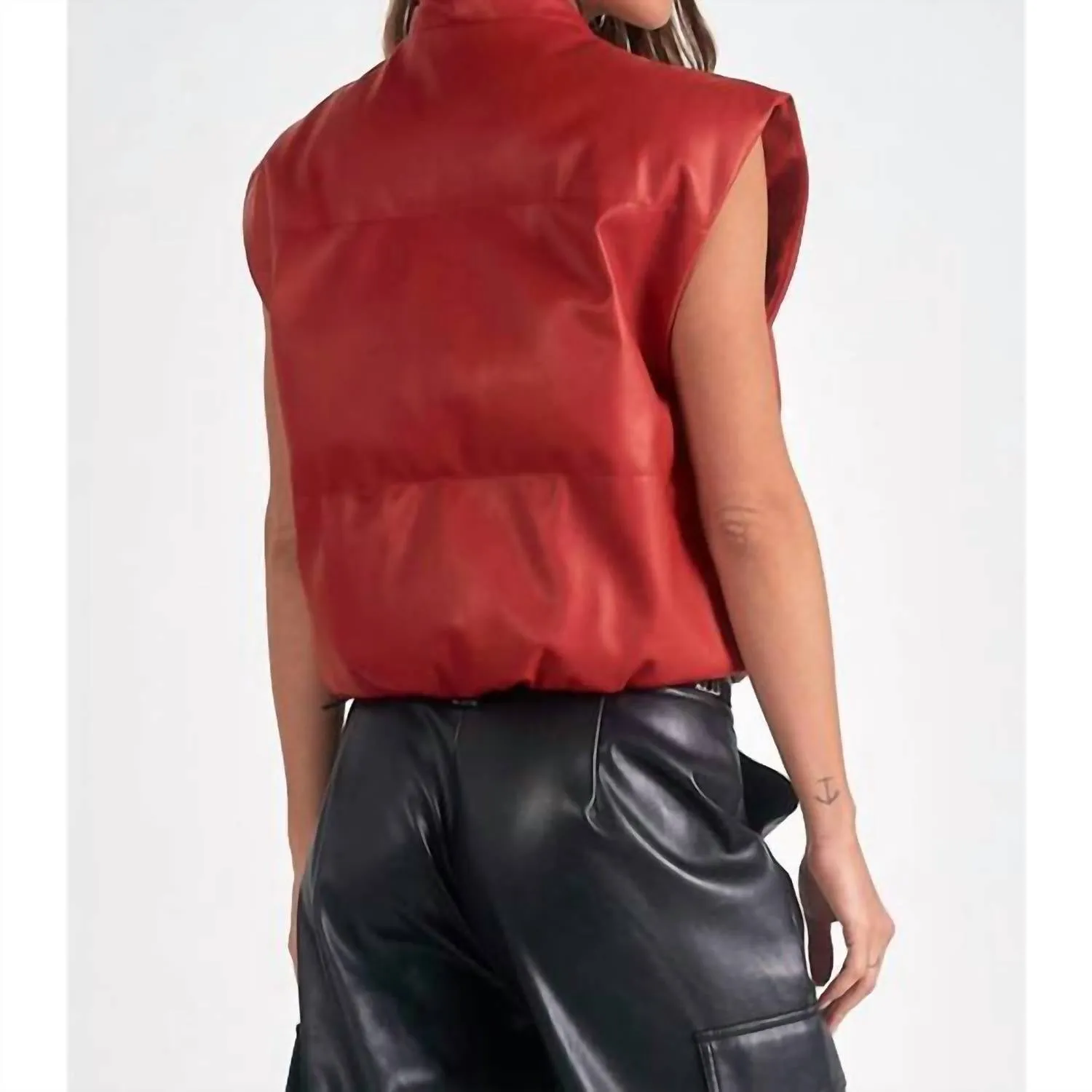 Gilet en cuir à col haut en rouge