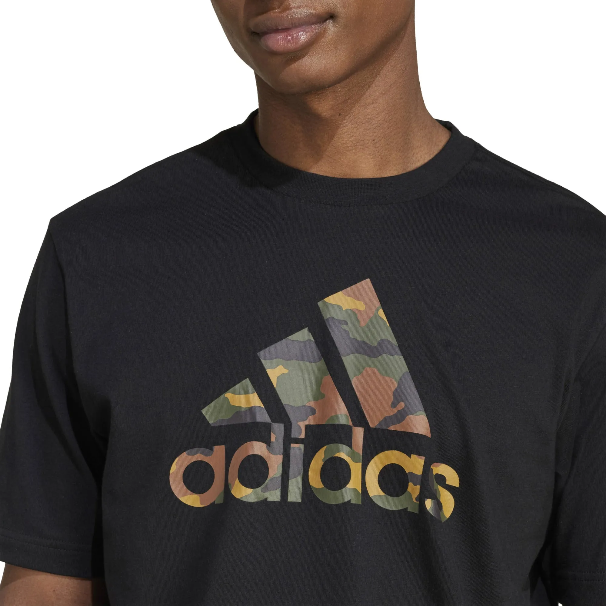 T-shirt graphique à badge camouflage pour homme