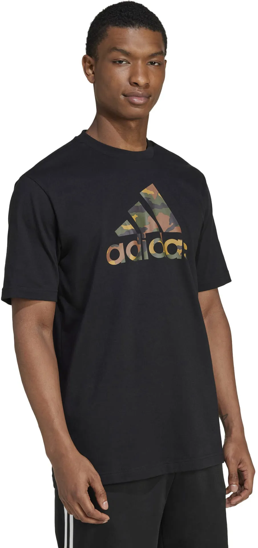 T-shirt graphique à badge camouflage pour homme