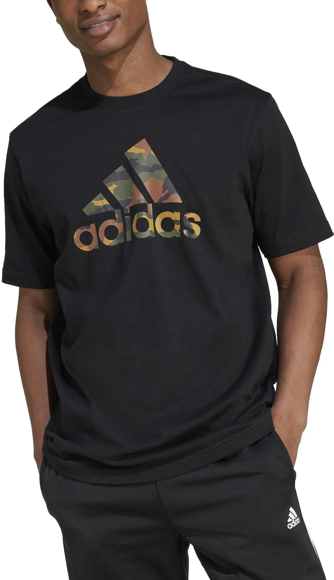 T-shirt graphique à badge camouflage pour homme