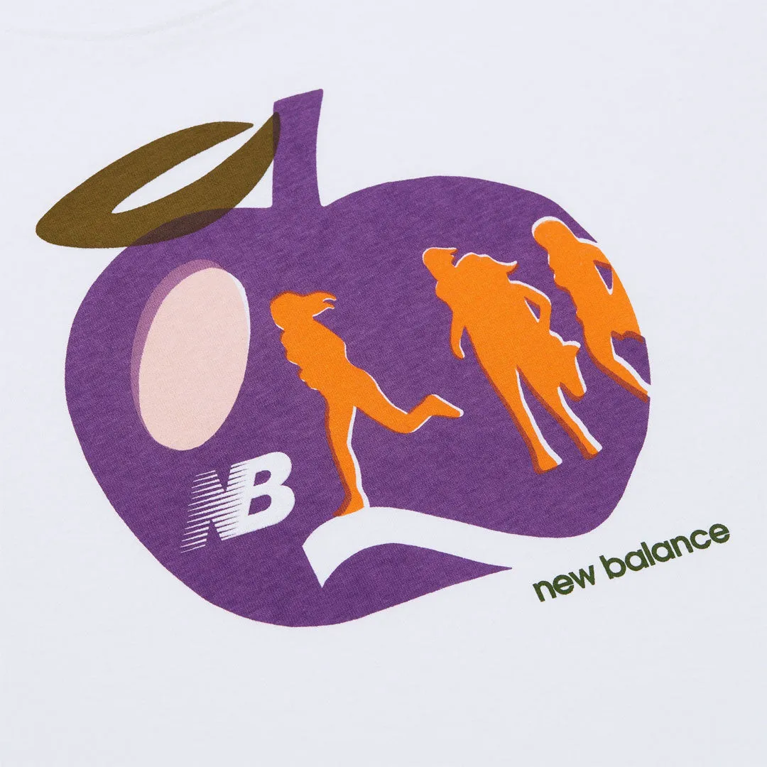 New Balance - T-shirt graphique pomme pour homme FABRIQUÉ AUX ÉTATS-UNIS (MT31547 WT)
