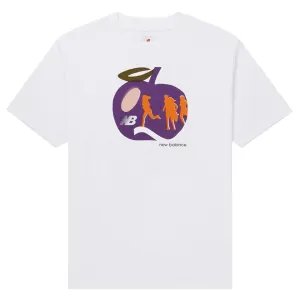 New Balance - T-shirt graphique pomme pour homme FABRIQUÉ AUX ÉTATS-UNIS (MT31547 WT)