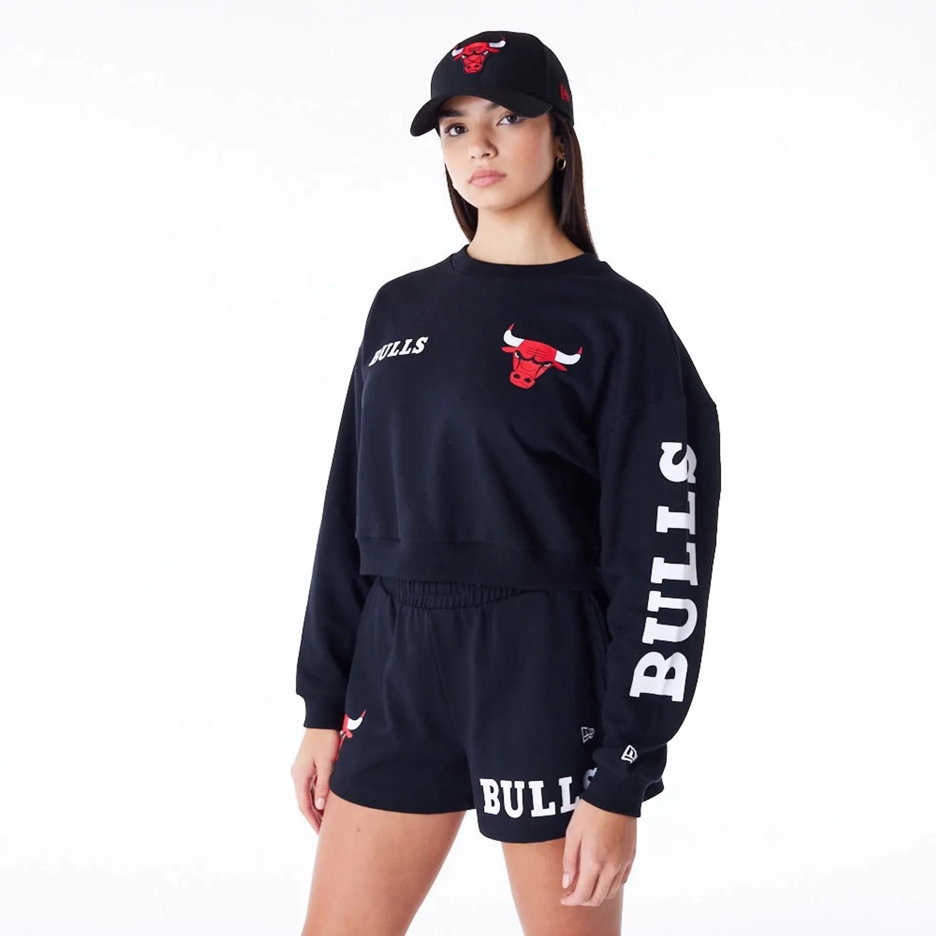 Sweatshirts et Hoodies New Era Chicago Bulls Femmes NBA Wordmark Noir Sweatshirt Court à Col Rond