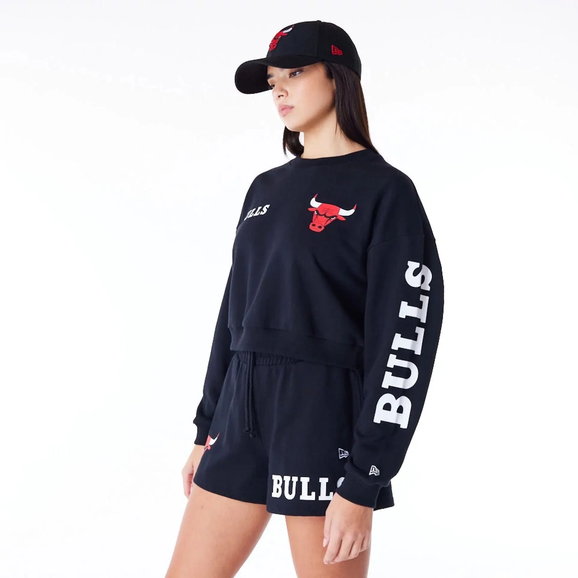 Sweatshirts et Hoodies New Era Chicago Bulls Femmes NBA Wordmark Noir Sweatshirt Court à Col Rond