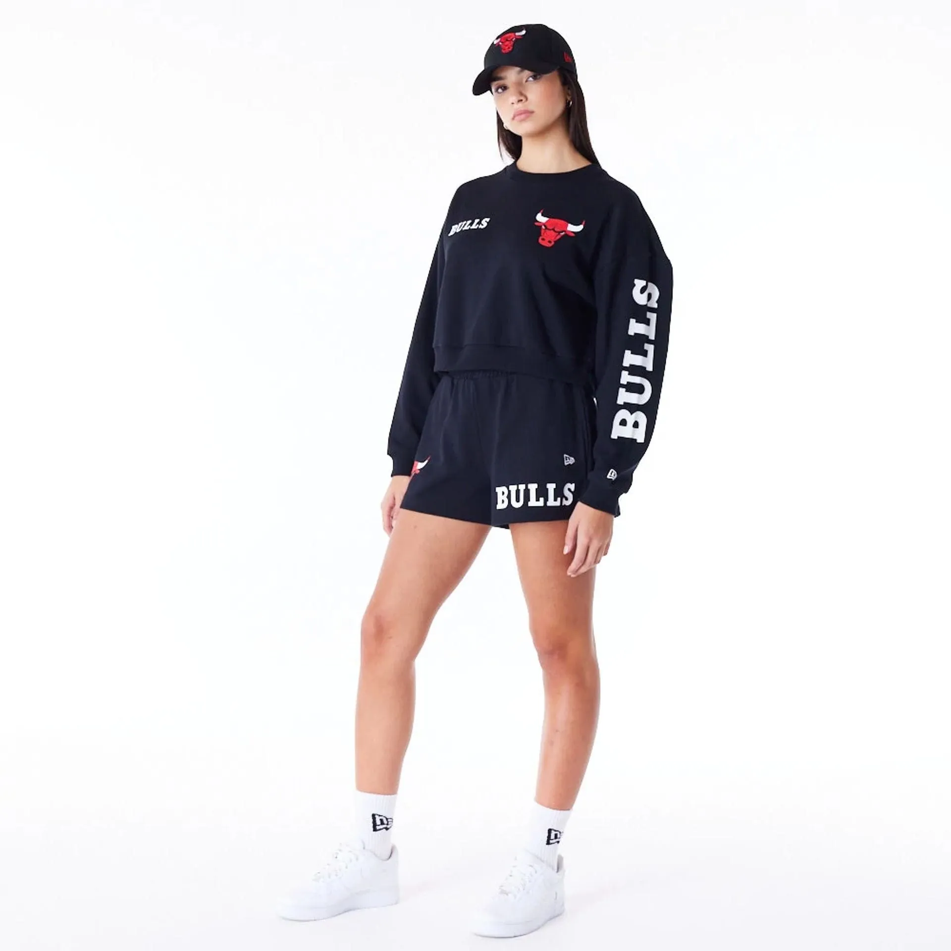 Sweatshirts et Hoodies New Era Chicago Bulls Femmes NBA Wordmark Noir Sweatshirt Court à Col Rond