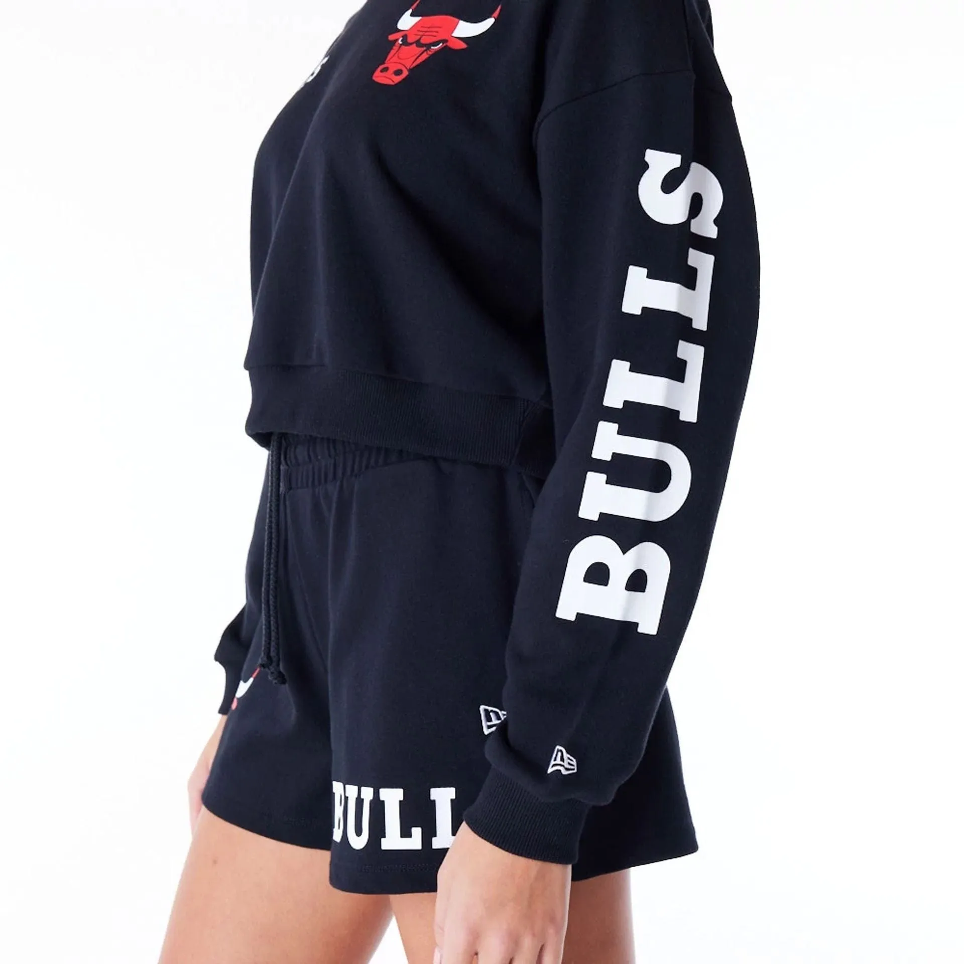 Sweatshirts et Hoodies New Era Chicago Bulls Femmes NBA Wordmark Noir Sweatshirt Court à Col Rond