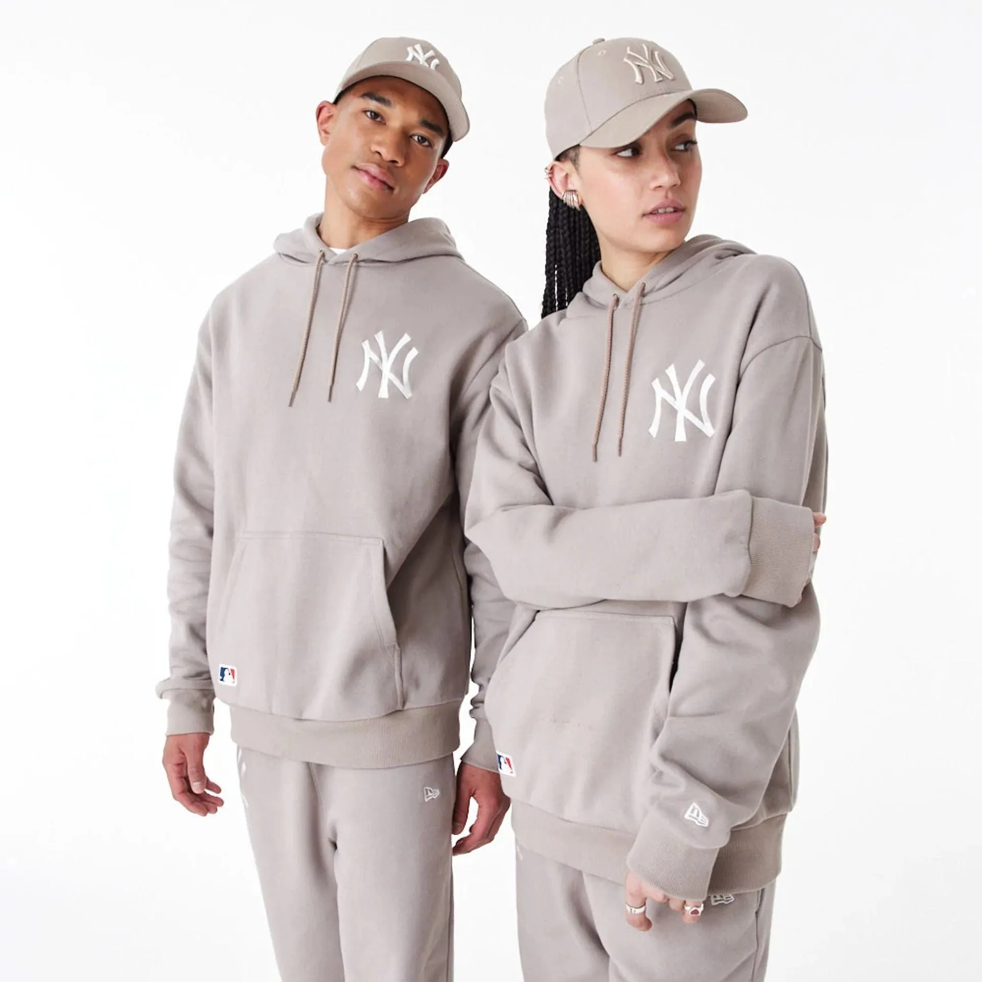 Sweats à capuche et pulls New Era des New York Yankees - Pull à capuche oversize beige essentiel de la ligue