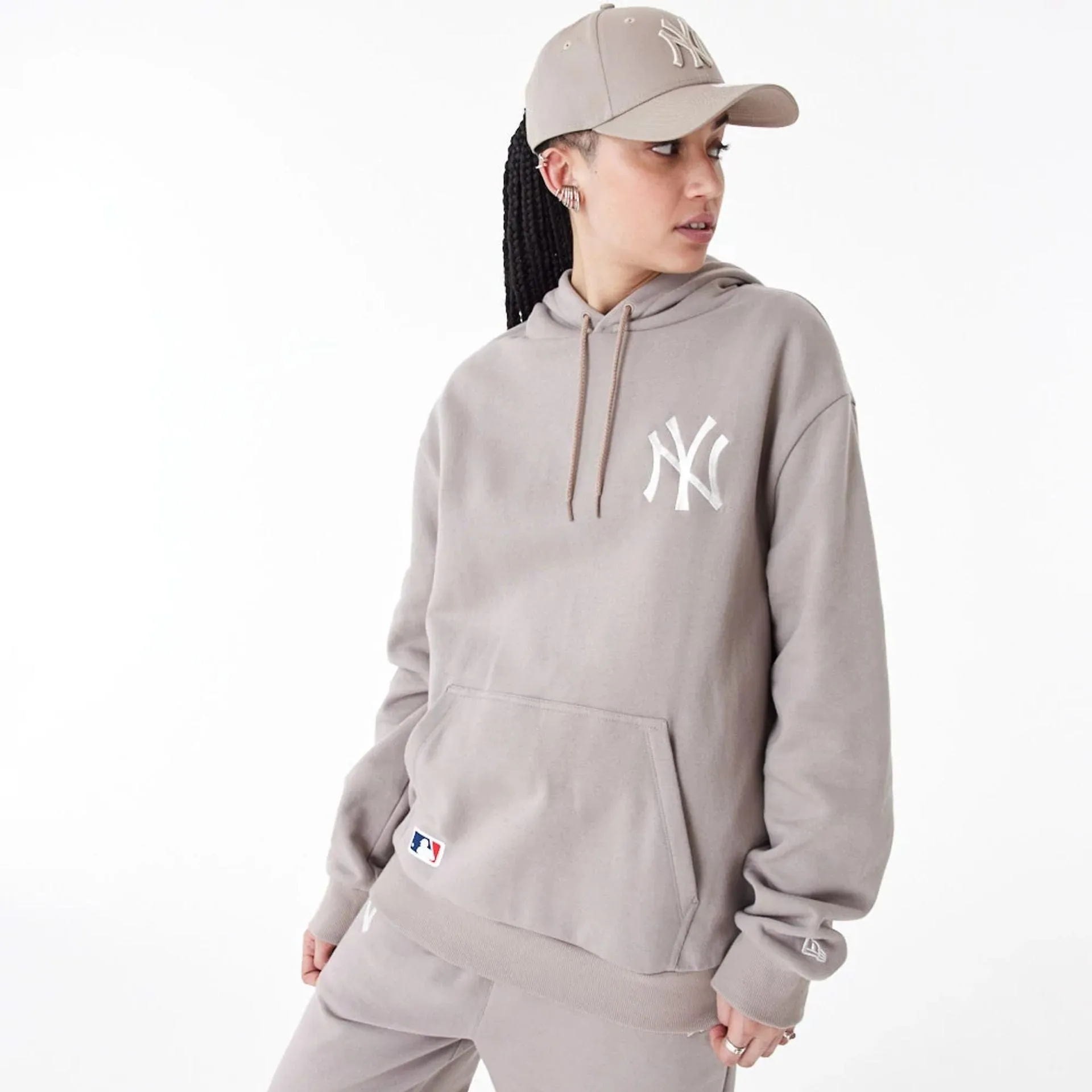 Sweats à capuche et pulls New Era des New York Yankees - Pull à capuche oversize beige essentiel de la ligue