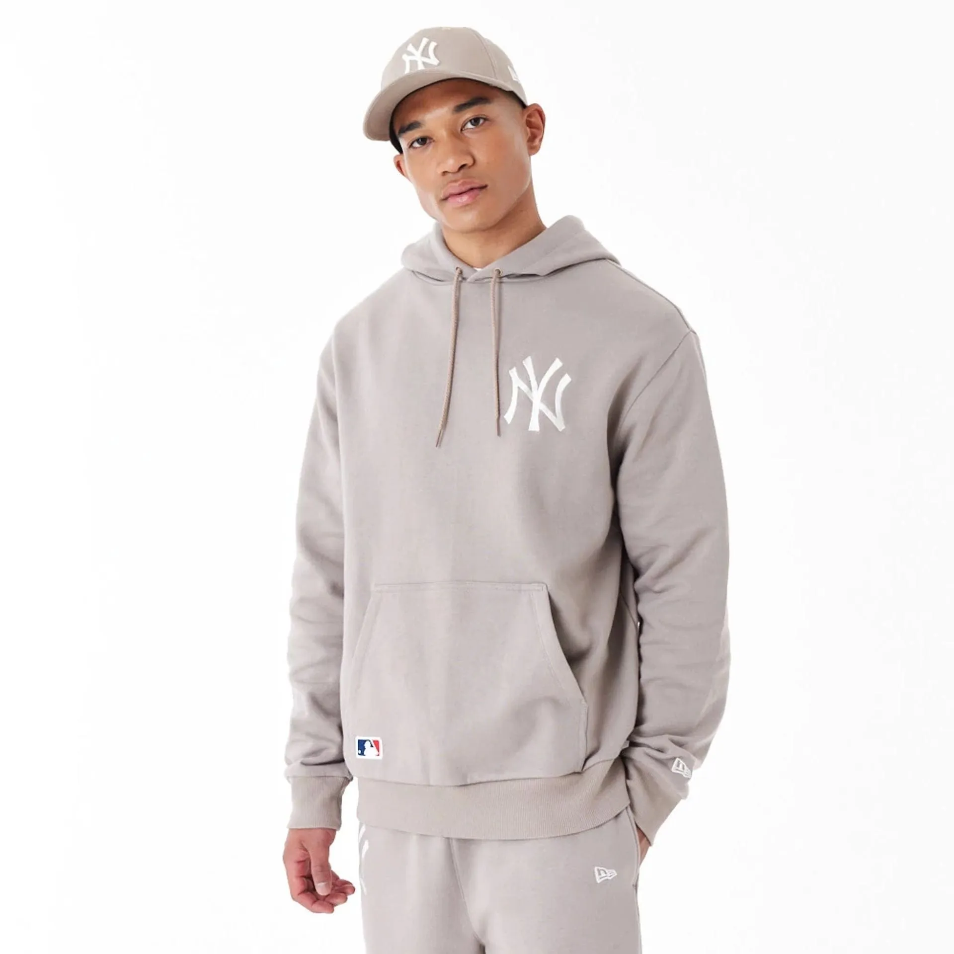 Sweats à capuche et pulls New Era des New York Yankees - Pull à capuche oversize beige essentiel de la ligue