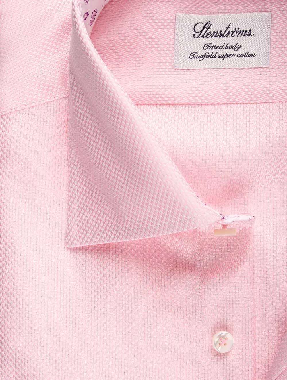 Chemise ajustée à incrustations de fleurs roses