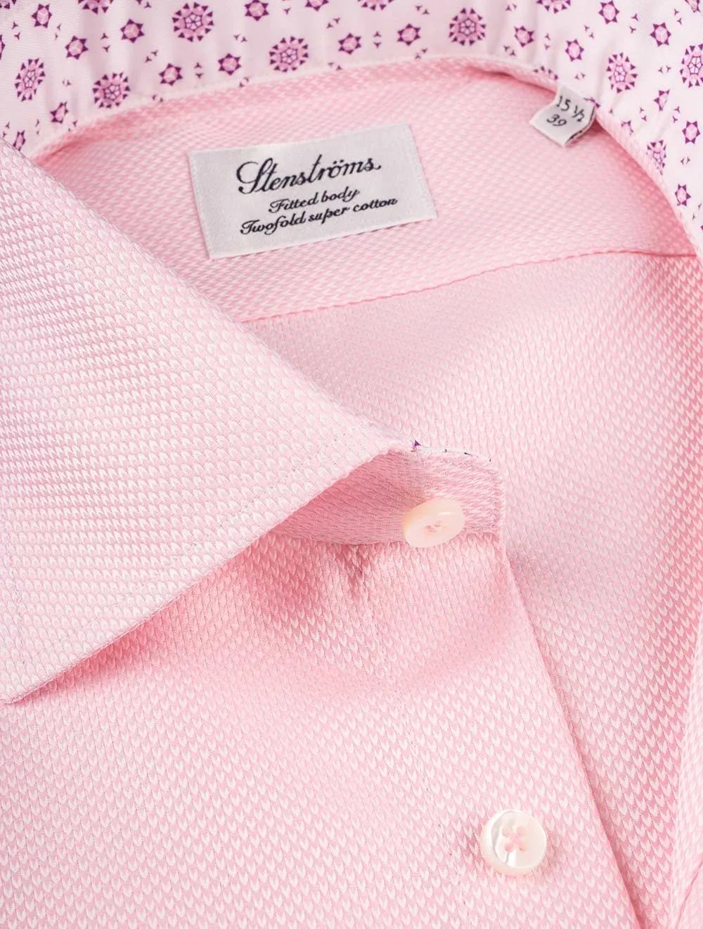 Chemise ajustée à incrustations de fleurs roses