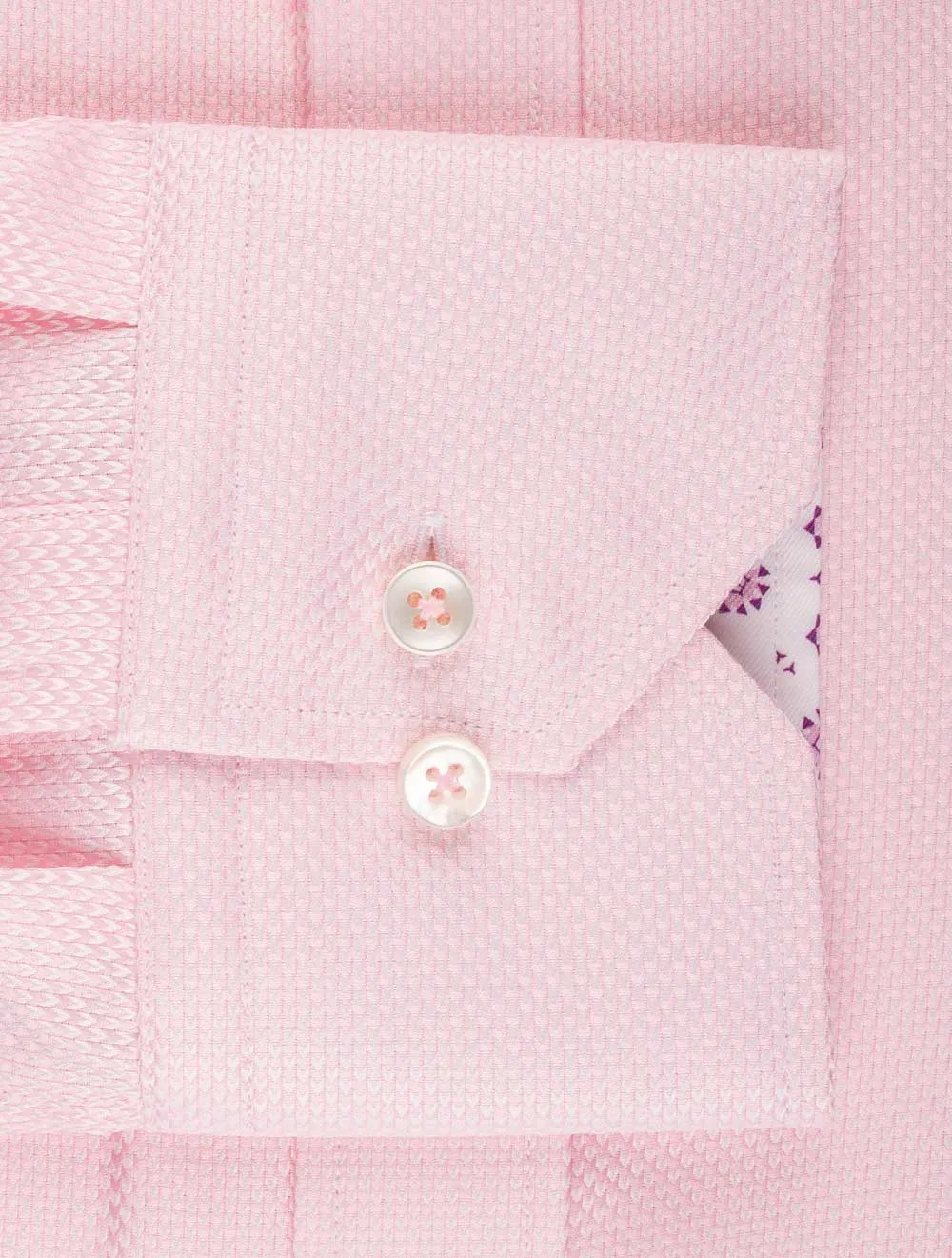 Chemise ajustée à incrustations de fleurs roses