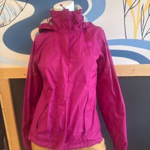 The North Face The North Face - Veste de pluie imperméable pour femmes - Prix de détail conseillé 140 $ : Violet-femme-XS